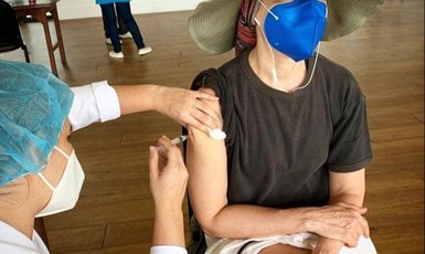 Voltou atrás? Após polêmica ao recusar vacina, Fernanda Torres toma primeira dose da AstraZeneca