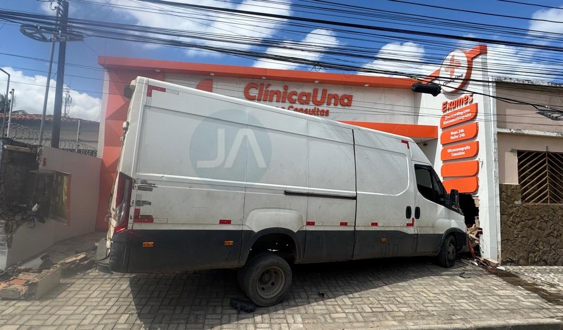 Motorista perde controle e colide van em fachada de clínica e residência no Centro de Arapiraca