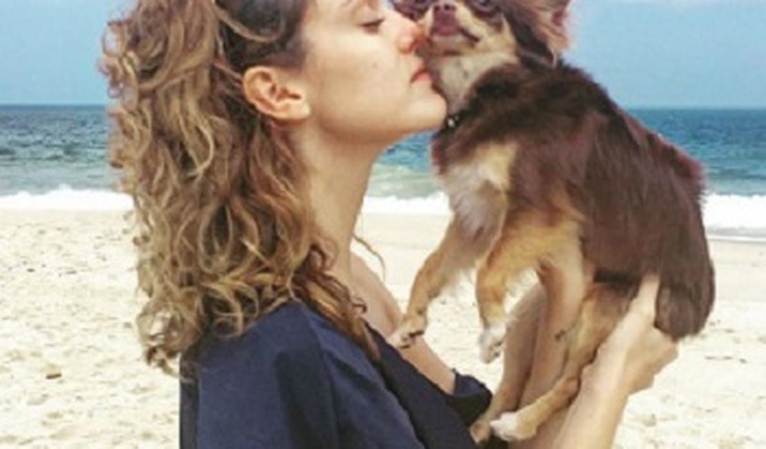 Isabelle Drummond exibe novo visual ao posar com cachorrinho de estimação