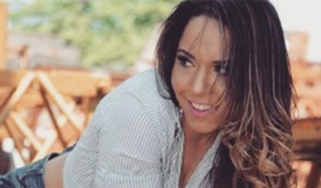 Mulher Melão posa com taco de bilhar e provoca seguidores: 'Vamos jogar?'