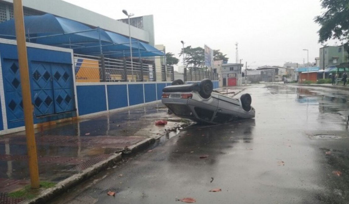 Veículo capota em corredor de ônibus, em Maceió