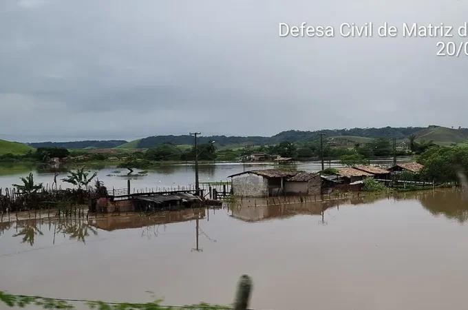Rio Camaragibe transborda em alguns trechos e nível segue em elevação; água não invadiu residências, diz Defesa Civil de Matriz