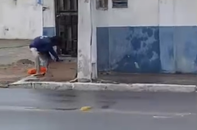 Vídeo flagra homem furtando cabos perto de loja no bairro Brasília