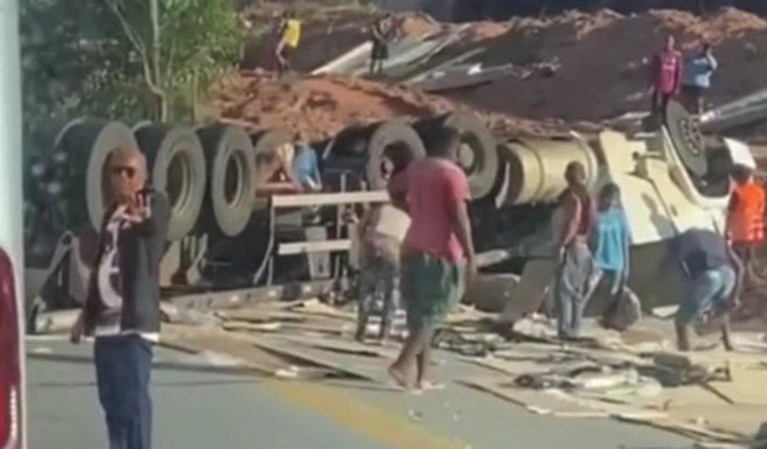 Carreta de MDF tomba, deixa um ferido e causa interdição parcial da BR-101, em Joaquim Gomes