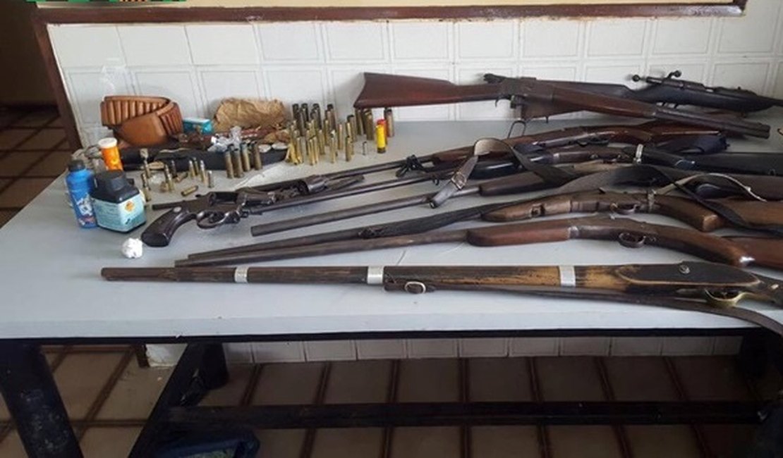 Operação da PM e PC resulta em três prisões e apreensão de 10 armas no Sertão