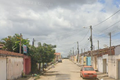 Carro fica destruído ao ser atingido por incêndio no bairro Senador Nilo Coelho