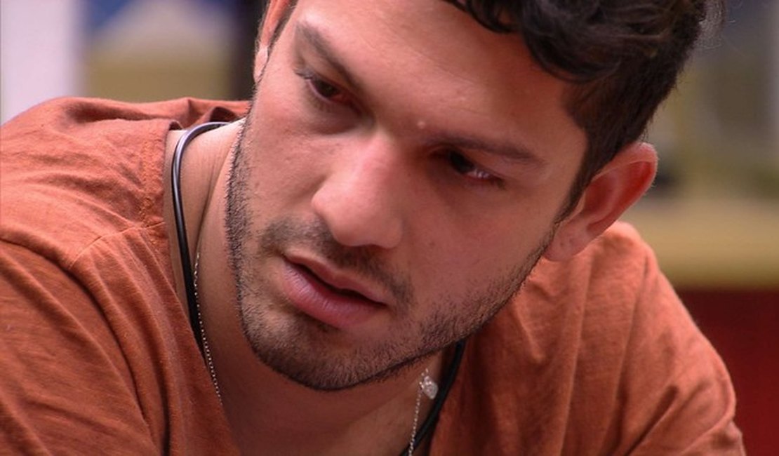 Luiz Felipe confessa a Roberta: 'Eu gosto mais de você do que da Emilly'