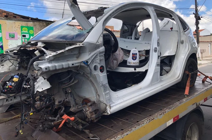 PM e PC apreendem veículo com queixa de roubo durante a Operação Desmontar