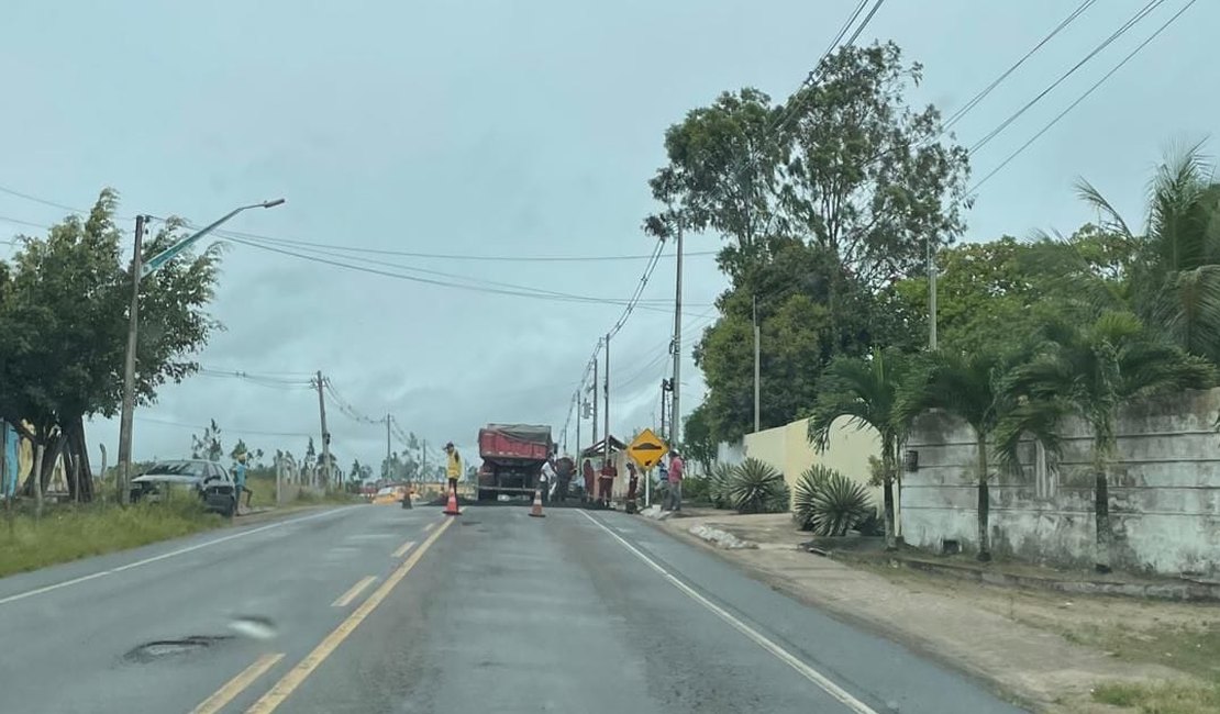 Quebra-molas é instalado em trecho com histórico de acidentes na AL-115, em Girau