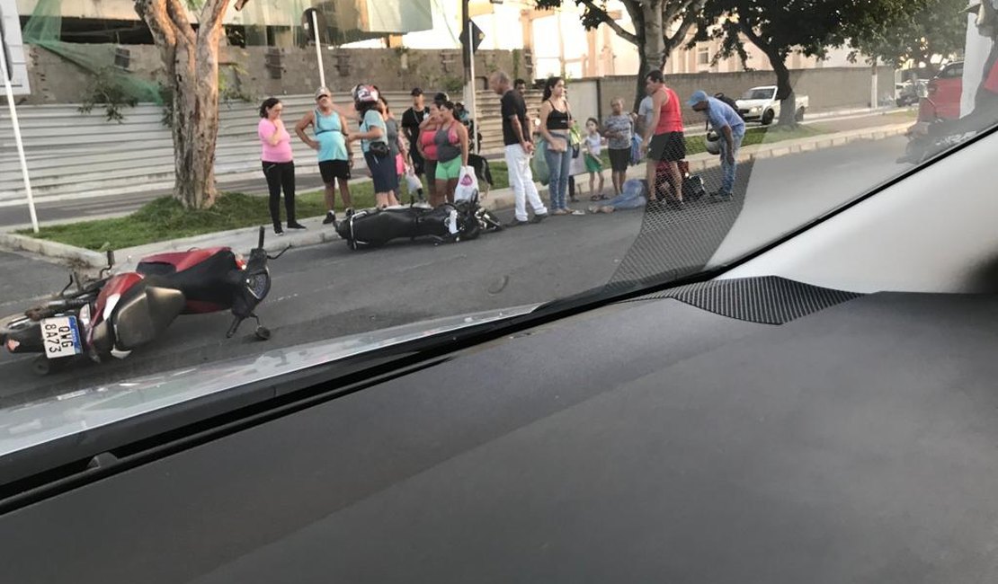 Colisão entre motos deixa entregador de lanches ferido, na Avenida Ceci Cunha em Arapiraca