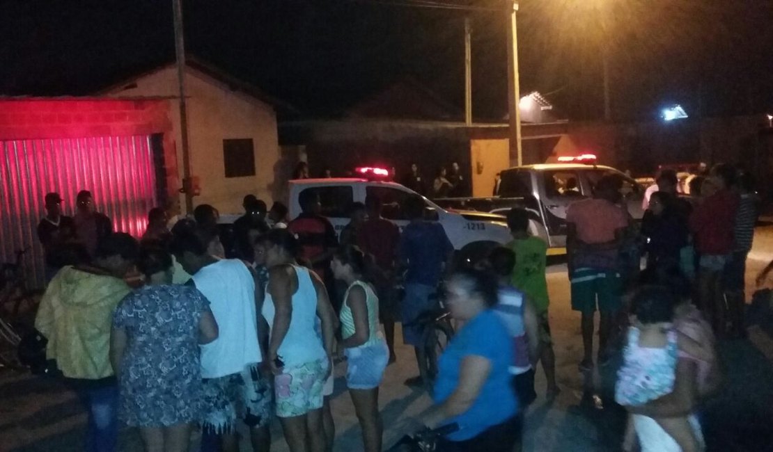 Dupla é executada a tiros dentro de residência no Conjunto Brisa do Lago, em Arapiraca