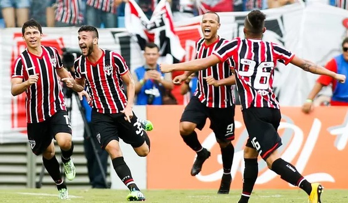 Com time misto, São Paulo vence Santos e garante vaga na Libertadores