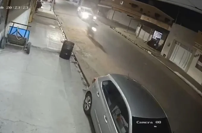 Imagens mostram adolescente fugindo em motocicleta após desobedecer ordem de parada da polícia em Palmeira dos Índios