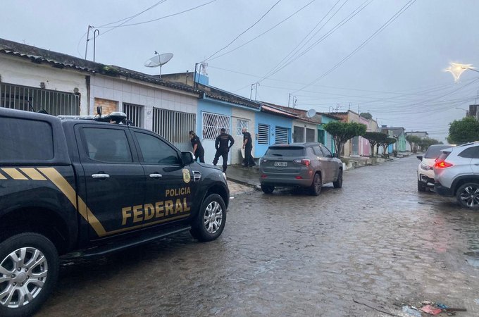 Operação da PF em Arapiraca cumpre 13 mandados e mira tráfico de drogas via Correios; três pessoas foram presas