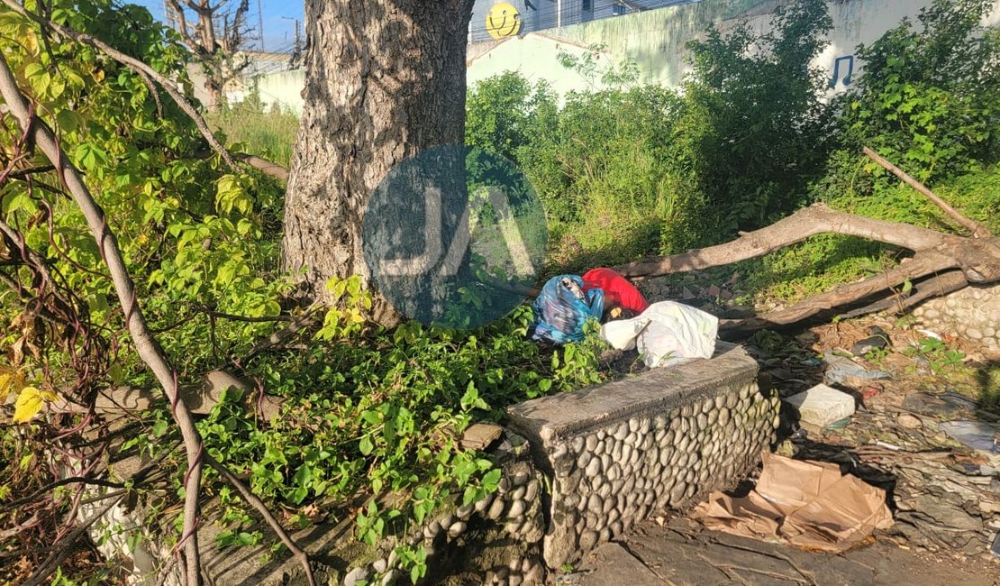 Vídeo. Mulher é encontrada morta em terreno do antigo Clube dos Fumicultores, em Arapiraca