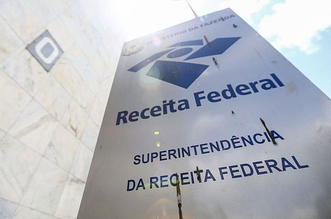 Receita apreende em dois navios no Rio carga de combustível irregular