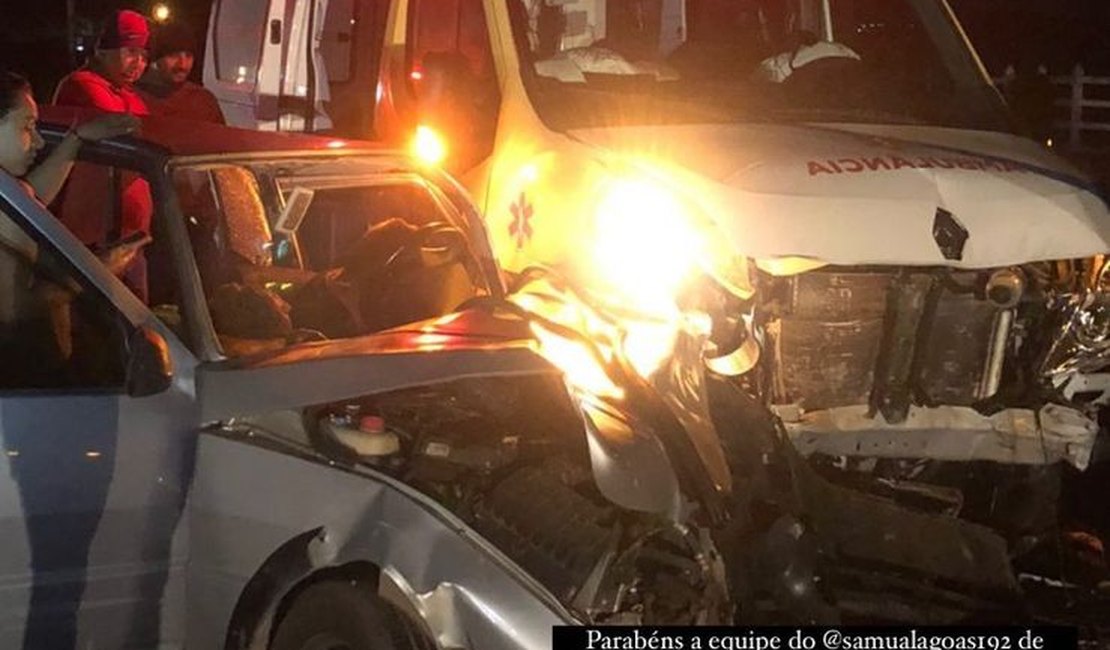 Acidente entre carro de passeio e ambulância deixa dois presos às ferragens em Arapiraca