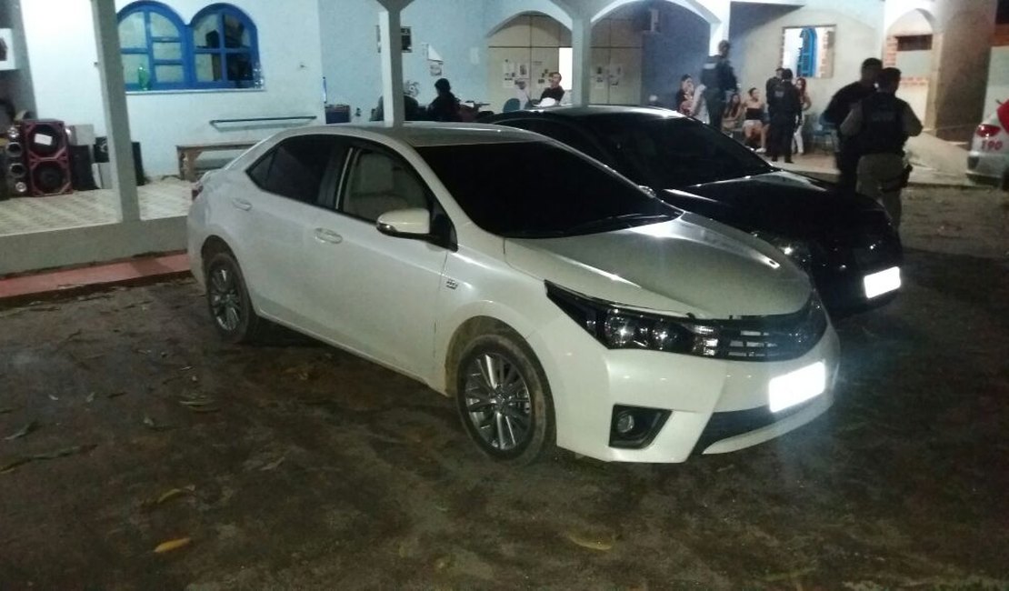Cinco jovens são detidos com arma de fogo em veículo roubado, em Arapiraca