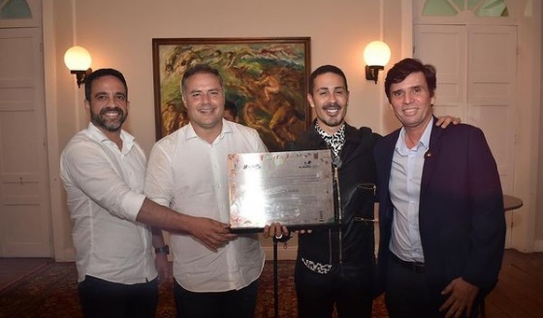 De Penedo, Carlinhos Maia recebe título de 'Imperador do Turismo de Alagoas'