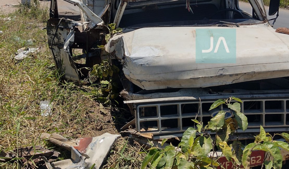 Motorista perde controle de caminhão-baú, que fica danificado em saída de pista em Arapiraca