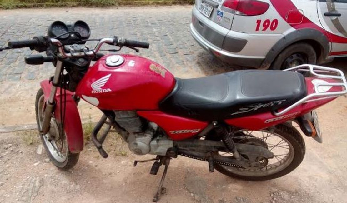 Policiais da Base Brisa do Lago recuperam moto roubada em Arapiraca