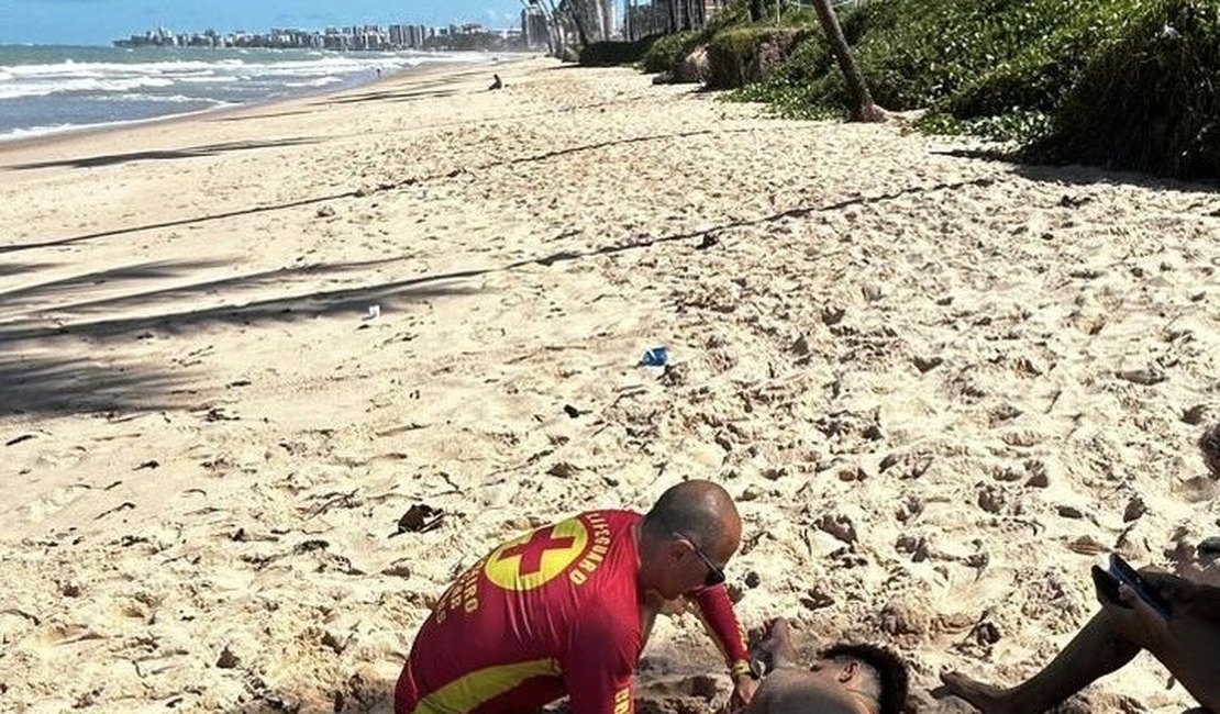Bombeiros resgatam banhista com afogamento de grau 2 na praia de Jacarecica, em Maceió