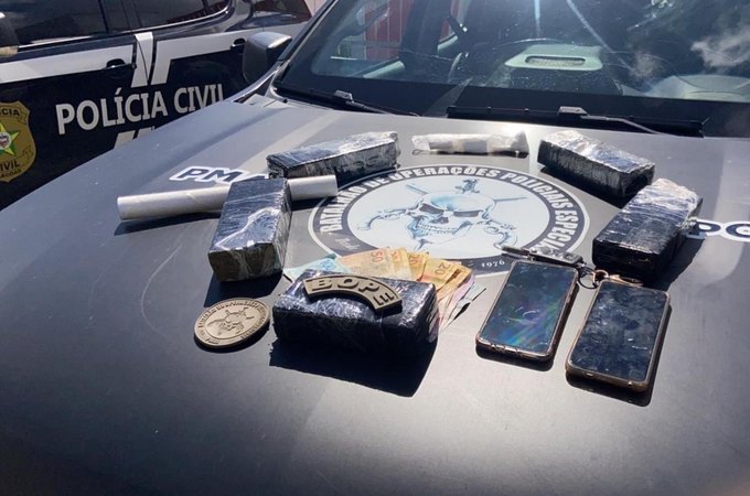 PM prende suspeito que transportava drogas em veículo, em Penedo