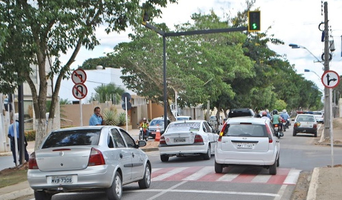 Semáforo é acionado no cruzamento das avenidas Ceci Cunha e Elvira Barbosa