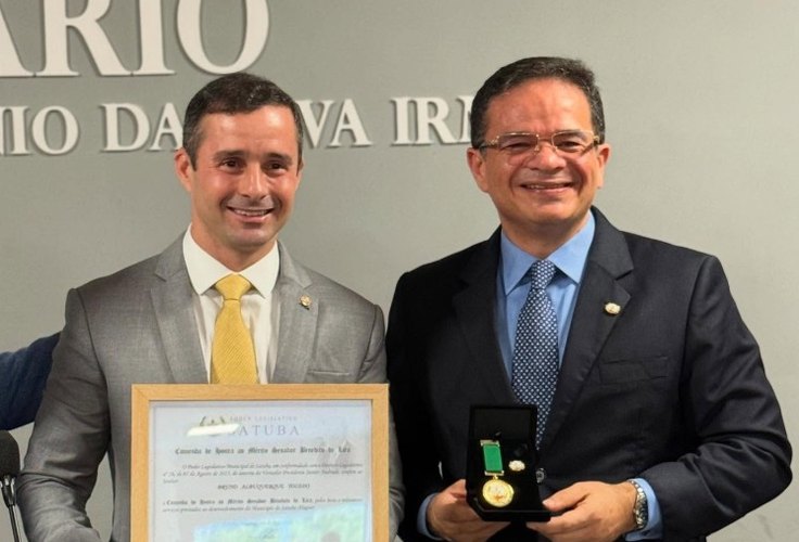 Deputados Marcelo Victor e Bruno Toledo recebem Comenda Senador Benedito de Lira em Satuba