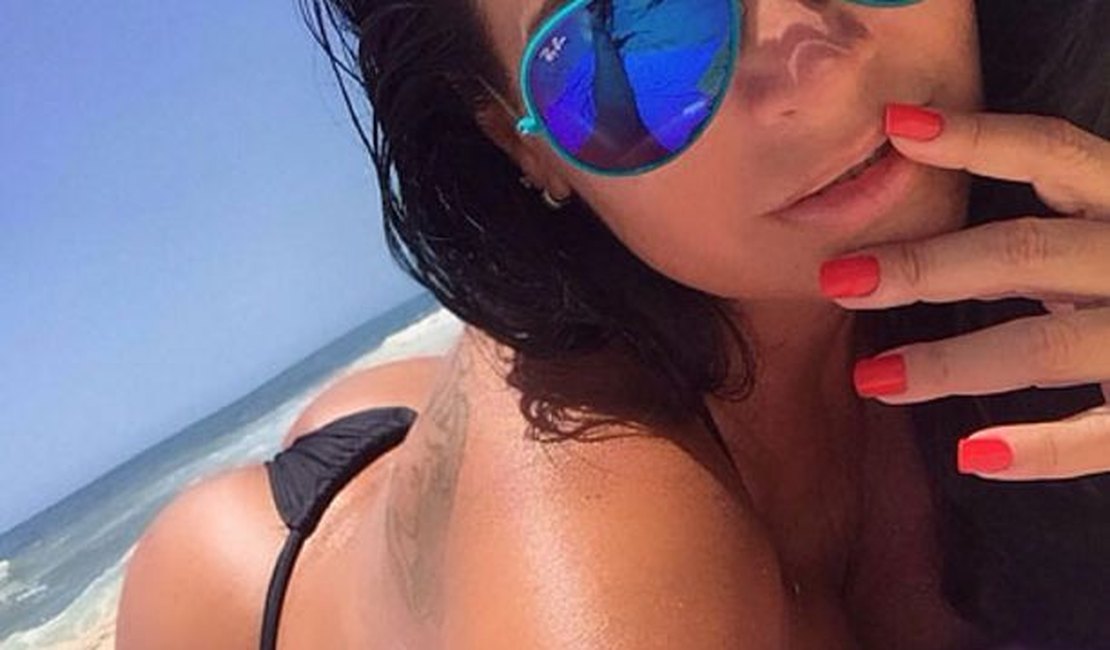 Solange Gomes faz topless na praia e fãs vão à loucura nas redes sociais
