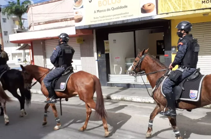 Homem com passagens por roubo é flagrado com armas brancas em Arapiraca