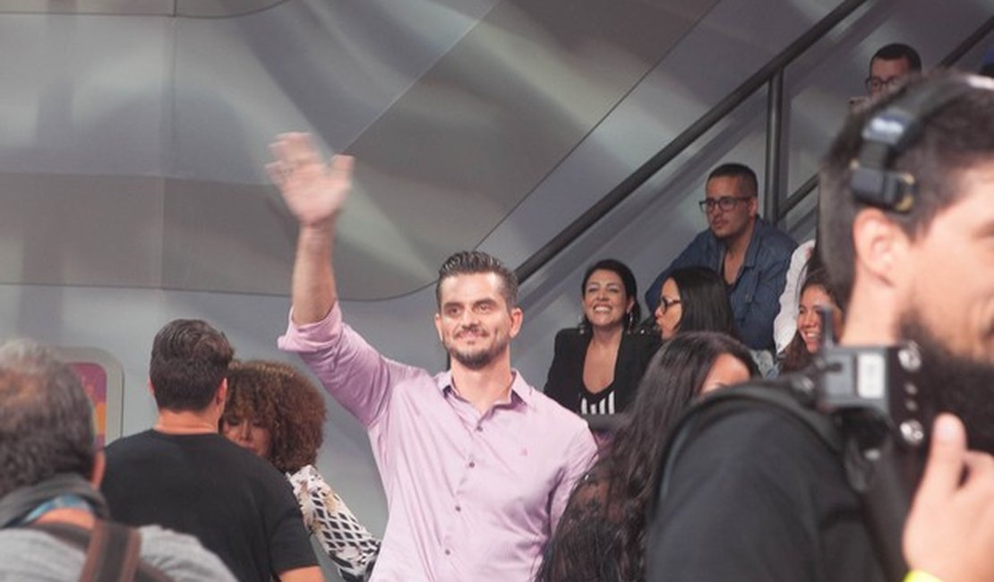 Marcos Harter evita Emilly e não vai a festas pós-‘BBB’