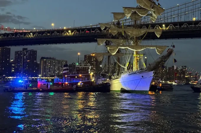 Navio da Marinha mexicana bate na ponte do Brooklyn, em Nova York