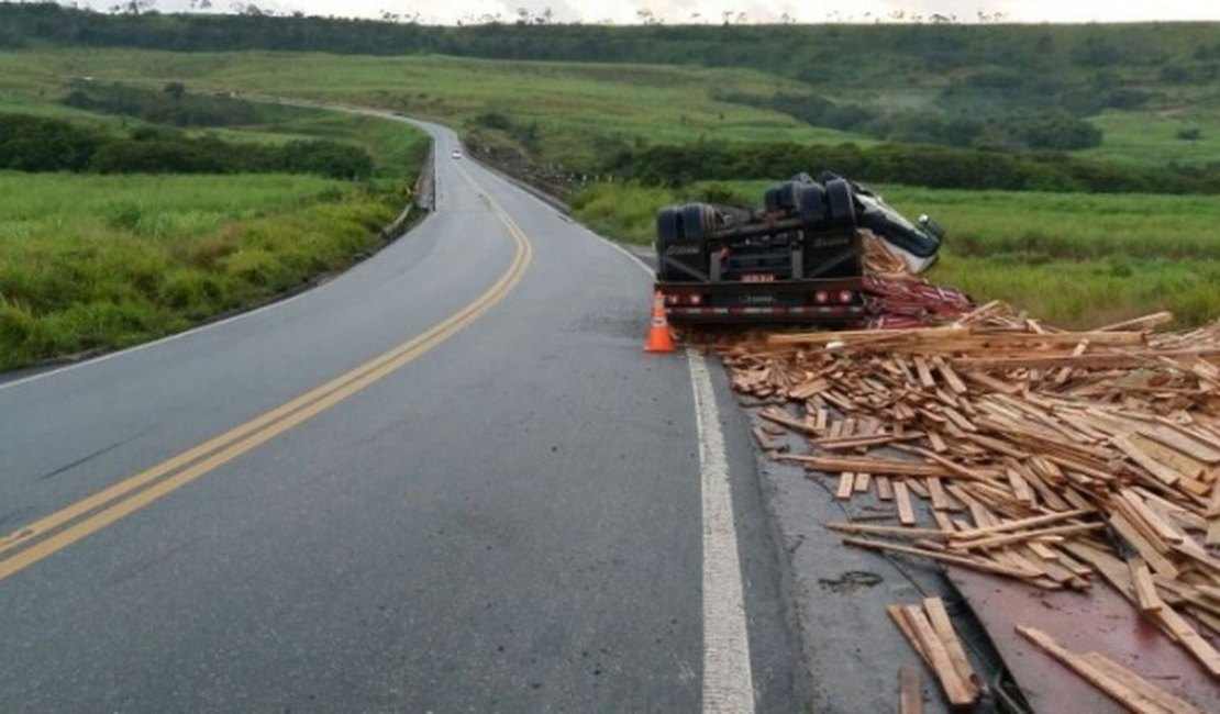 Carreta com carga de madeira tomba na BR-101, em Jequiá da Praia