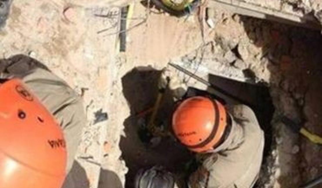 Bombeiros localizam família viva em escombros de prédio que desabou em SE