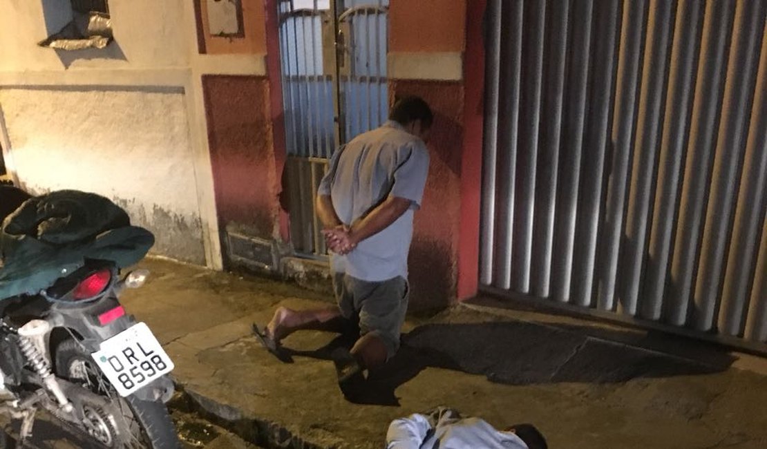 Após perseguição, dupla é presa com celular roubado, em Arapiraca