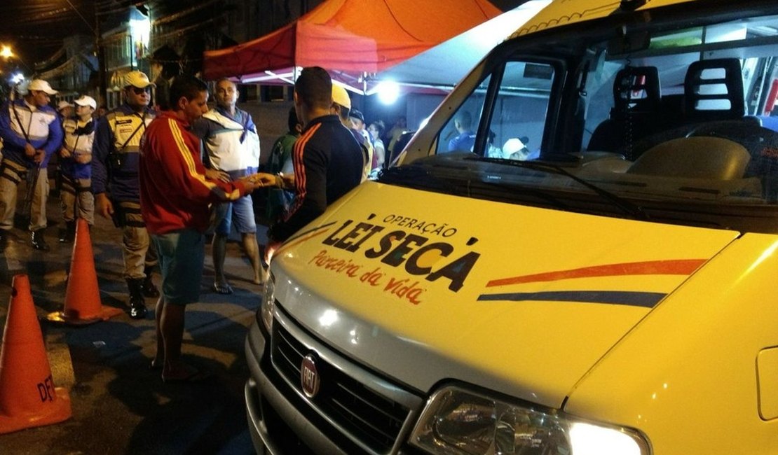 Dois motoristas são presos durante Lei Seca no Tabuleiro, em Maceió