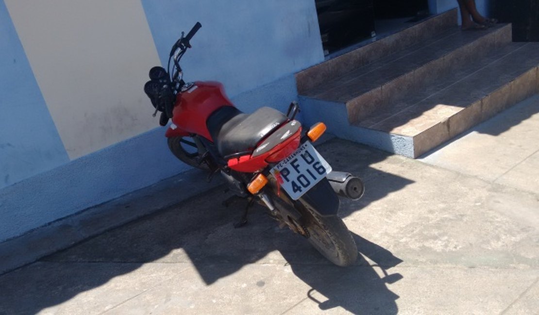 Guardas municipais e policiais recuperam motocicleta roubada, em Batalha