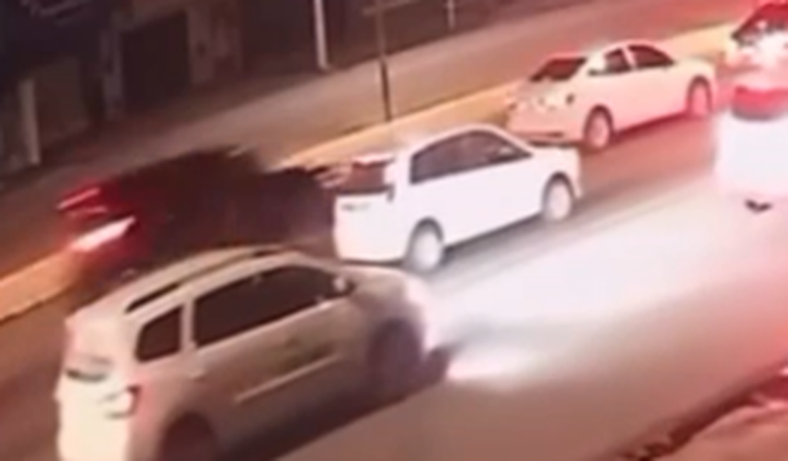 Em vídeo, motorista que provocou engavetamento envolvendo sete carros aparece em alta velocidade antes do acidente; assista