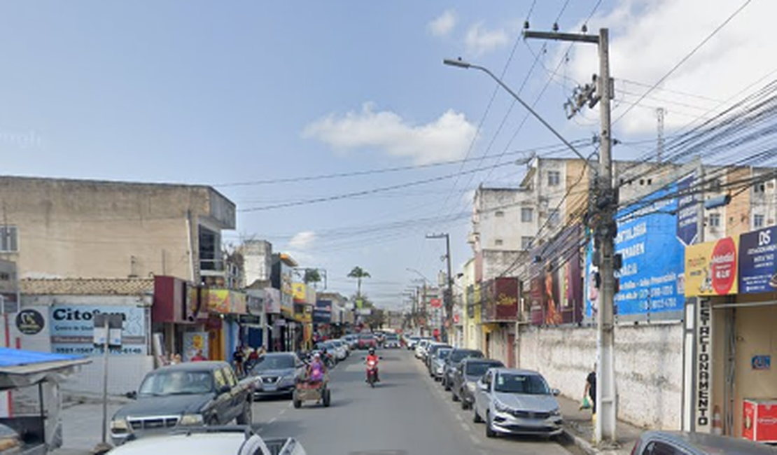 PM flagra homem tentando furtar fios em poste de energia elétrica em Arapiraca