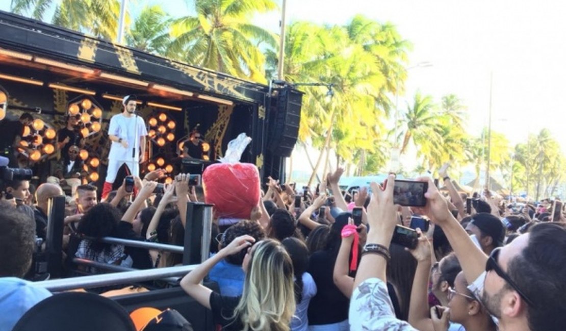 Vídeo: Show surpresa de Luan Santana leva fãs à loucura na orla da Ponta Verde, em Maceió