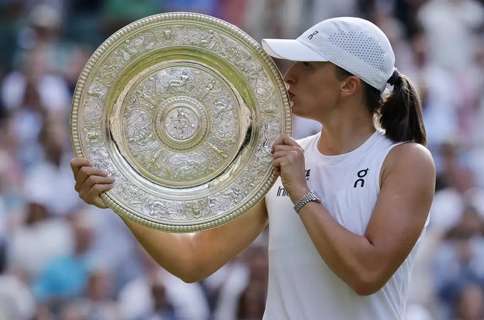 Iga Swiatek conquista título de Wimbledon com vitória por 6-0 e 6-0