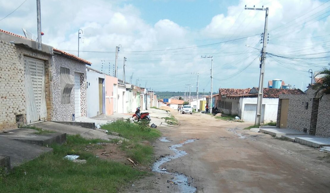 Moradores reclamam de vazamentos e desperdícios de água nas ruas, em Arapiraca