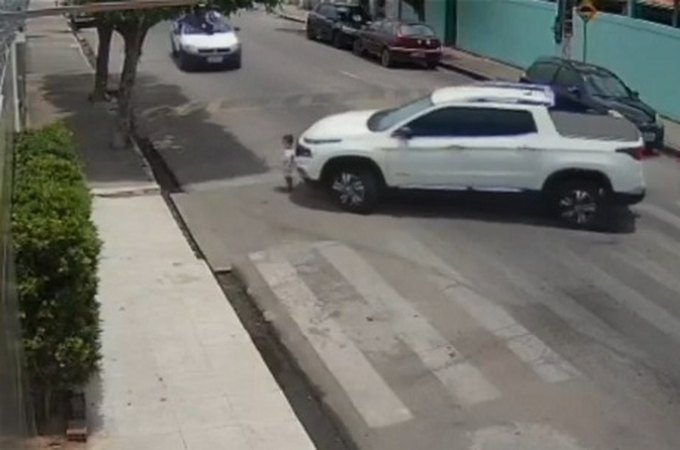 Pai retira veículo da garagem de casa e por pouco não atropela filho, em Arapiraca: veja o vídeo