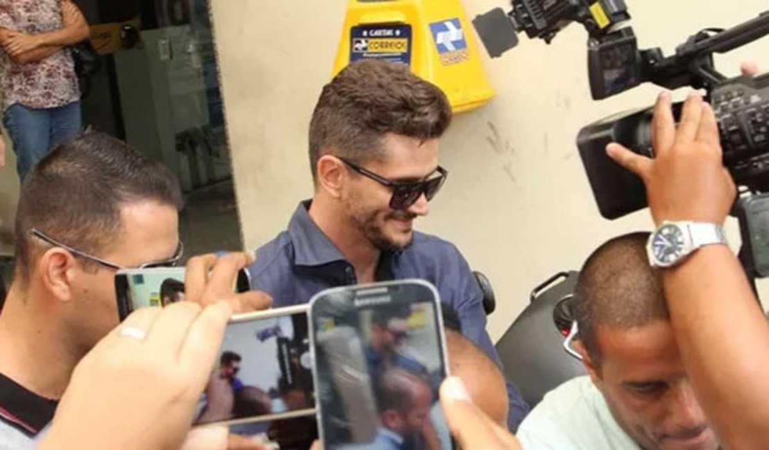 'BBB 17': Marcos deixa delegacia após depoimento sobre suposta agressão