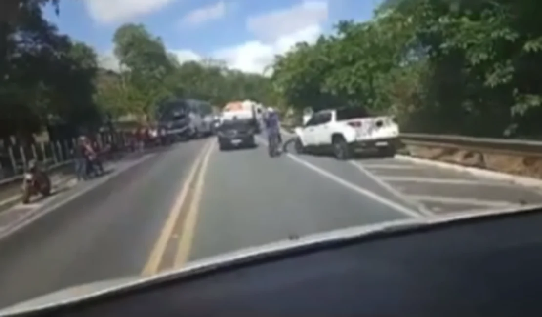 Batida de frente entre picape e ônibus deixa motorista ferido em Satuba