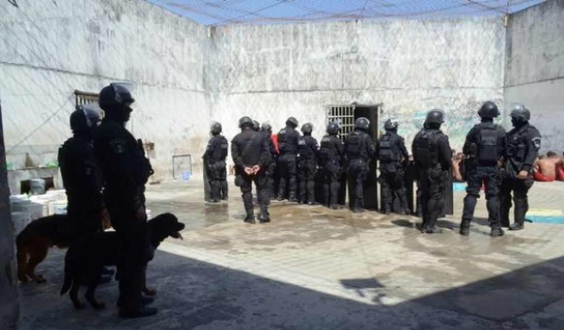 Agentes penitenciários e policiais fazem varredura no Baldomero Cavalcanti
