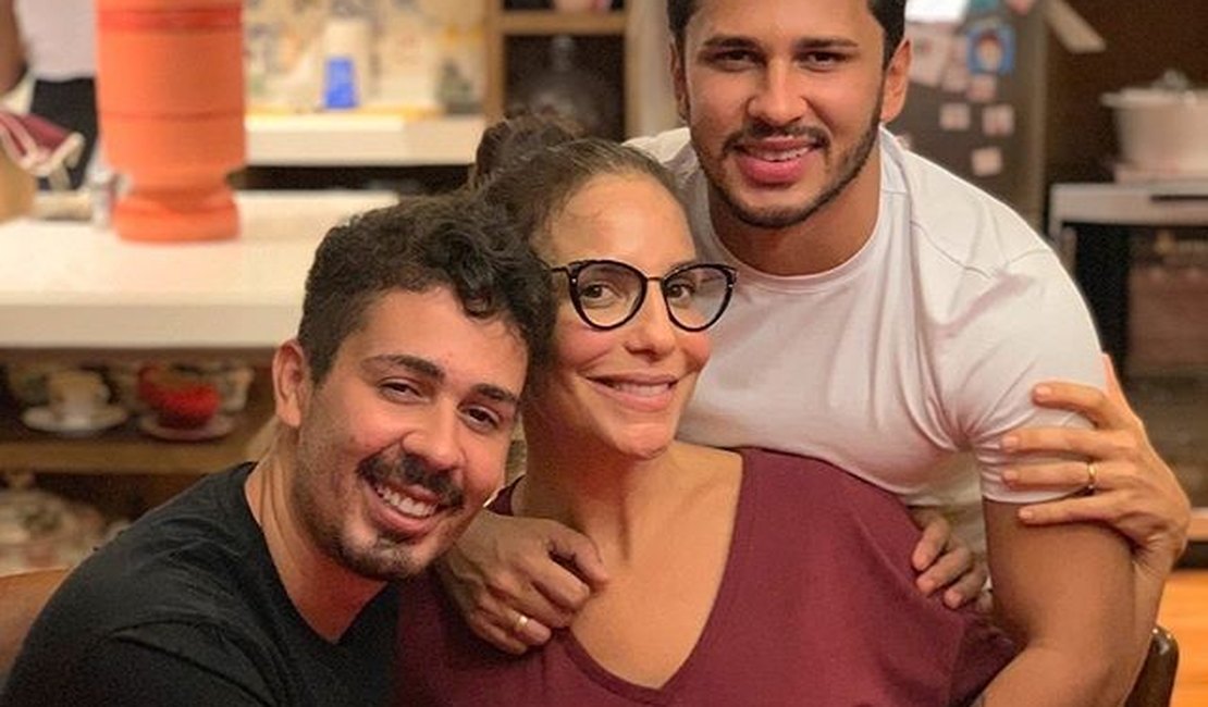 Com noivo, Carlinhos Maia janta em casa de Ivete Sangalo e se impressiona: 'pobre igual a gente'