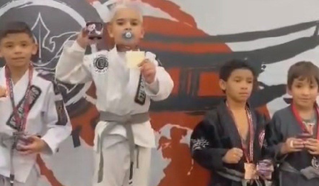 Vencedor? Sim! Neném? Também! Pequeno campeão de Jiu-Jitsu viraliza ao usar chupeta no pódio
