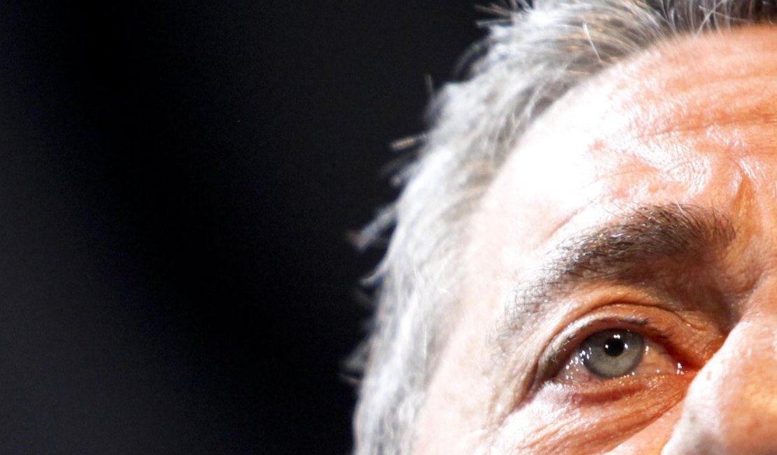 Chico Buarque passa por cirurgia para aliviar pressão intracraniana, no Rio